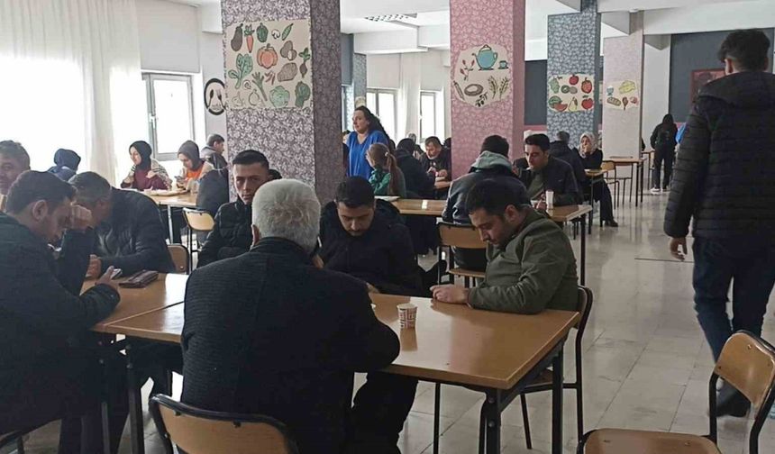 Karda mahsur kalan 450 kişi ilçede ağırlandı