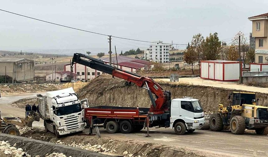 Tır yoldan çıktı, trafik felç oldu