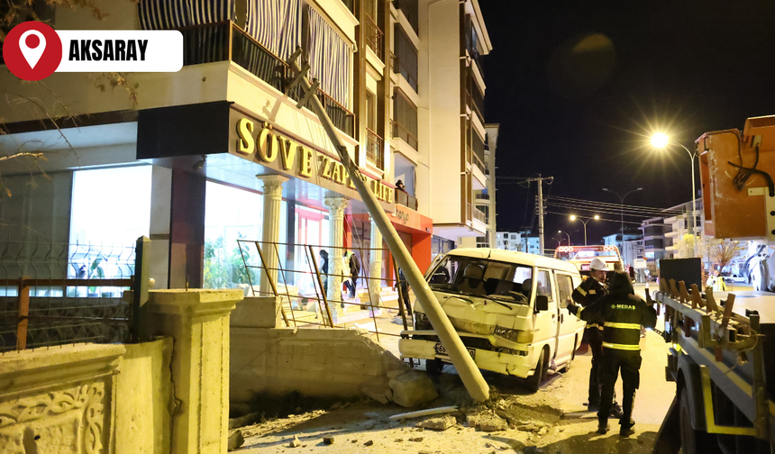 Minibüsün elektrik direğine çarptı, direk balkona düştü!