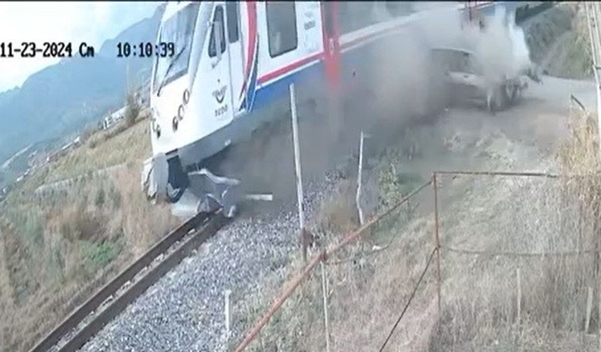 Yolcu treni, otomobille çarpıştı