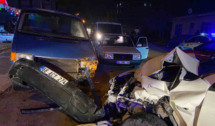 Hurdaya dönen otomobilden burnu bile kanamadan çıktı