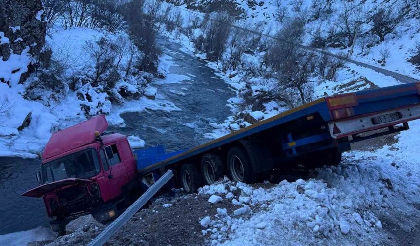 Tır dereye uçtu: Can kaybı yok