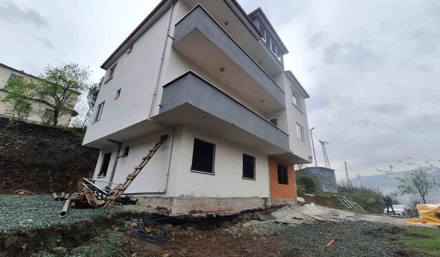 Toprak kayması nedeniyle 3 katlı bina tahliye edildi