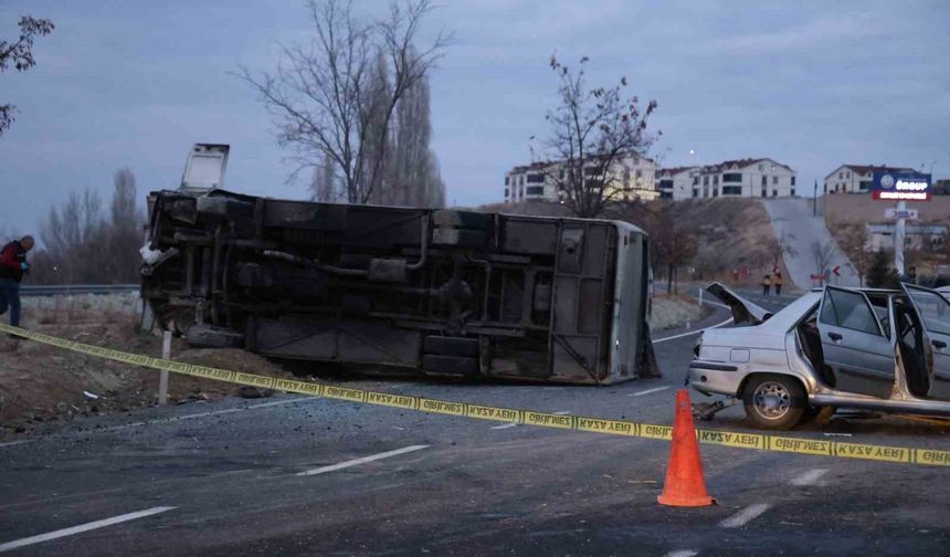 Öğrenci servisi ile otomobil çarpıştı: 1 ölü, 23 yaralı