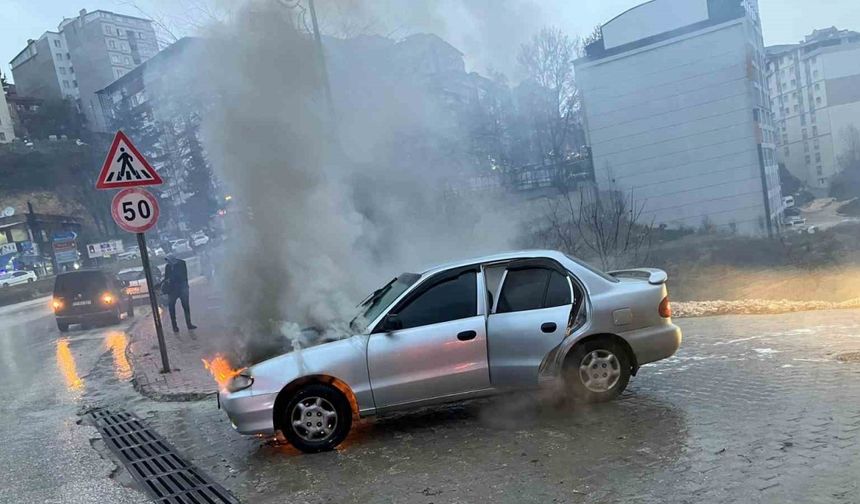 Seyir halindeki araç alev topuna döndü