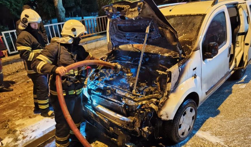 Park halindeki hafif ticari araç alev aldı