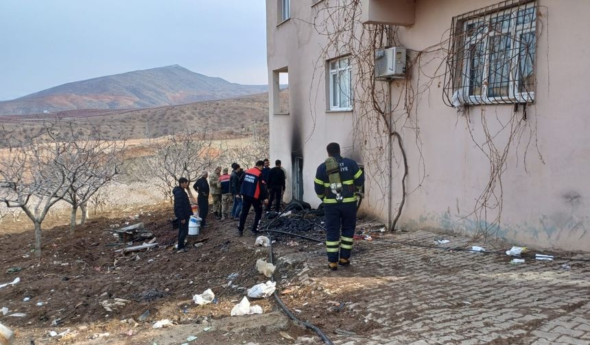 2 katlı binanın bodrum katında yangın çıktı