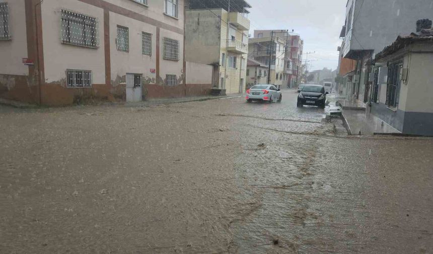 Edremit'te sağanak yağış, cadde ve sokakları dereye döndürdü
