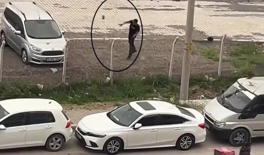 Aracın camına kaldırım taşı attı