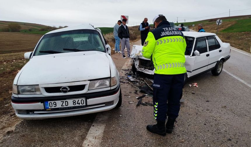 Isparta’da otomobiller çarpıştı, 5 kişi yaralandı