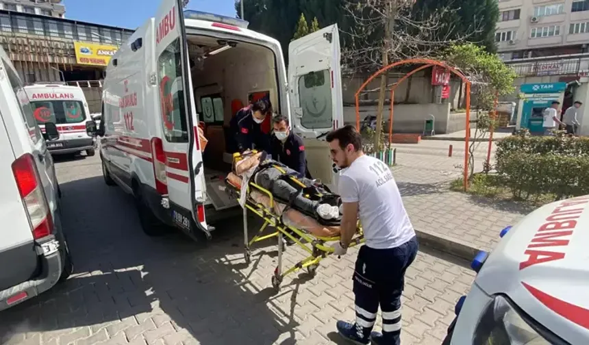 Otomobil park halindeki tıra çarptı: 5 yaralı