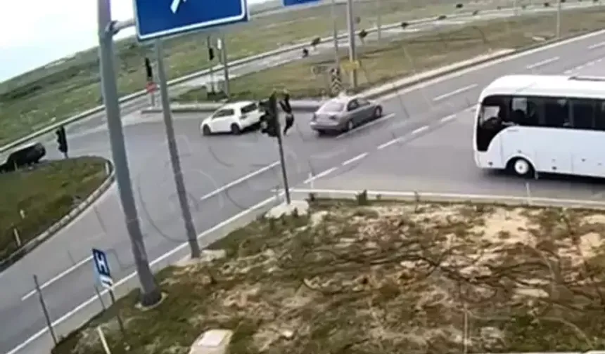 Edirne'de kırmızı ışık ihlali: Yunan sürücü motosiklete çarptı
