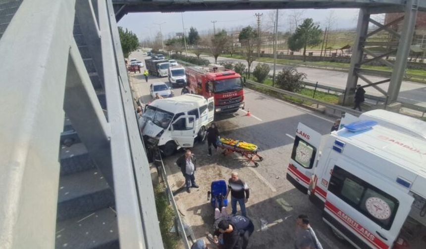 Samsun’da minibüs üst geçidin direğine çarptı: 7 yaralı