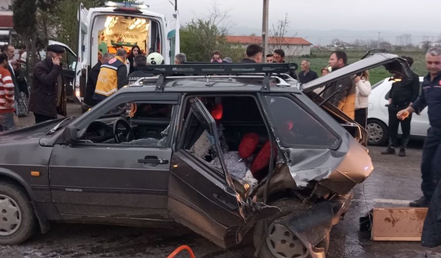 İki otomobil kavşakta çarpıştı