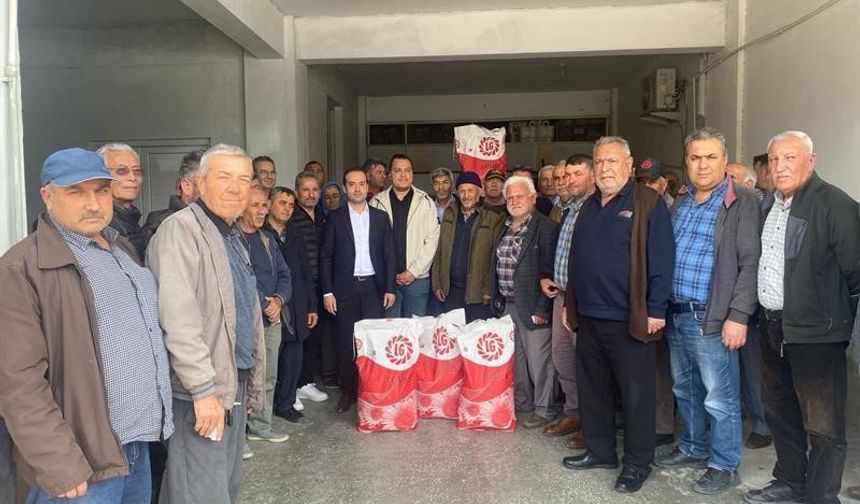 Adana’daki üreticilere ayçiçek tohumu dağıtıldı