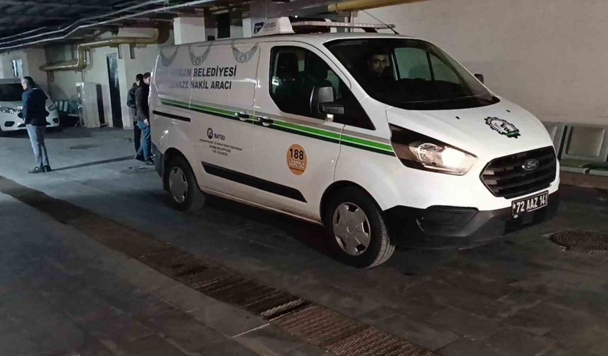 Yolda yürürken bıçaklı saldırıya uğrayıp öldü