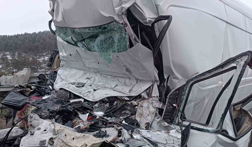 Minibüs park halindeki tıra çarptı
