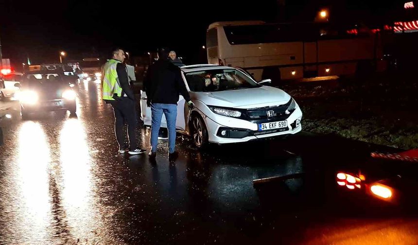 Otomobil ile kamyon kavşakta çarpıştı