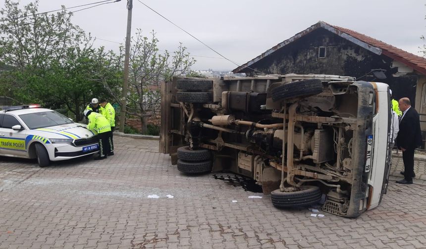 Freni boşalan kamyonet devrildi