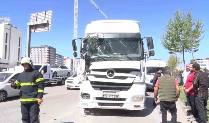 Gaziantep’te 2 tır çarpıştı