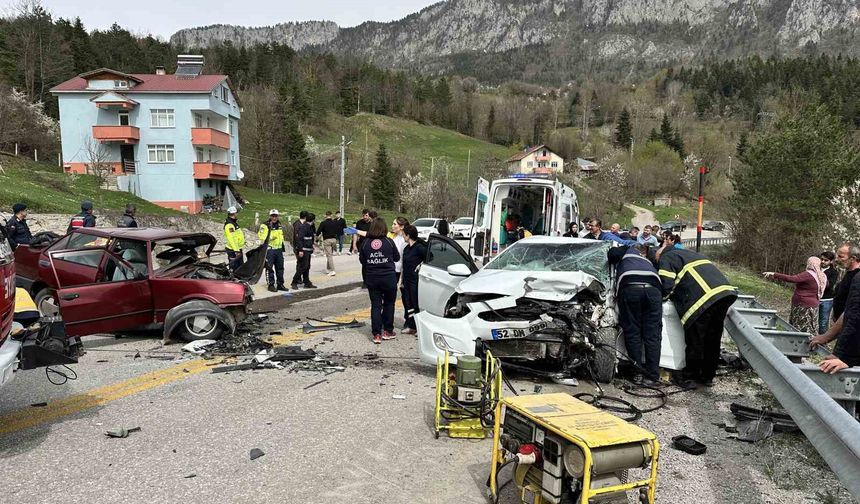 İki otomobil çarpıştı: 3 ölü, 4 yaralı