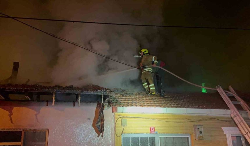 Balıkesir'de gece saatlerinde yangın
