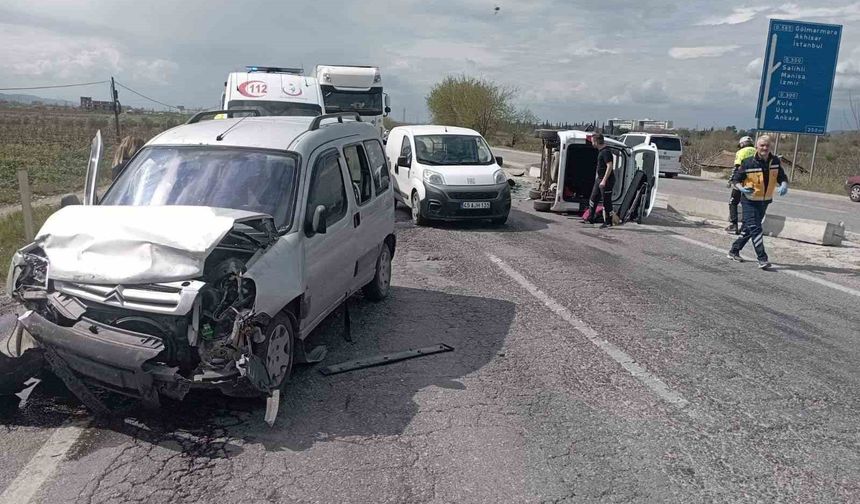 İki kamyonetin çarpıştığı kazada 6 kişi yaralandı