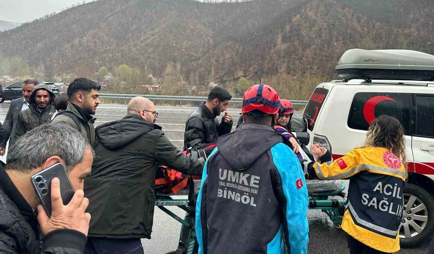 Otomobil istinat duvarına çarptı: 5 yaralı