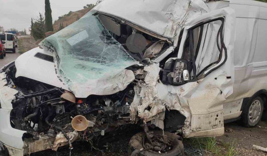 Minibüs ile kamyon çarpıştı: 1 ölü