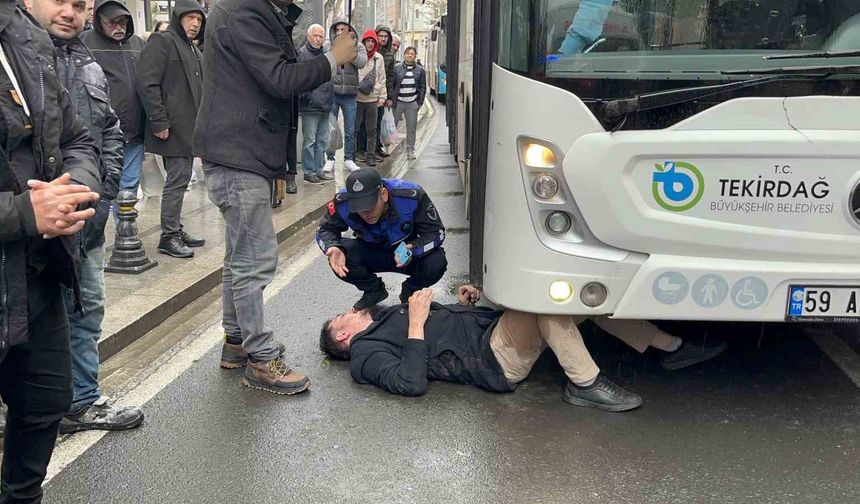 Seyir halindeki halk otobüsünün önüne atladı