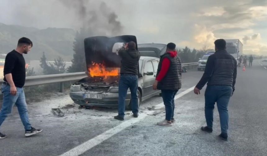 Seyir halindeki bir otomobil alev aldı