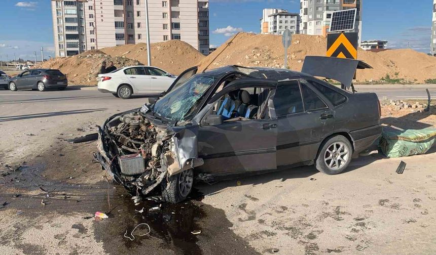 Kavşakta otomobiller çarpıştı: 1 yaralandı