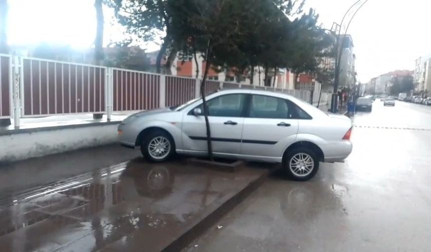 Çorum’da iki otomobil çarpıştı: Sürücü olay yerinden kaçtı!