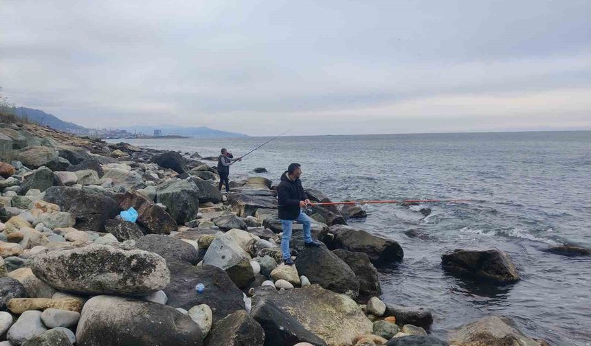 Rize’de levreklerin kaçtığını duyanlar sahile akın etti