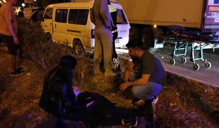 Mersin'de tır ile panelvan aracının karıştığı kazada 5 kişi yaralandı