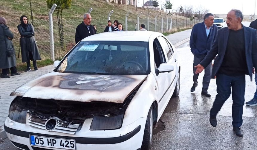 Seyir halindeki otomobilin motoru yandı