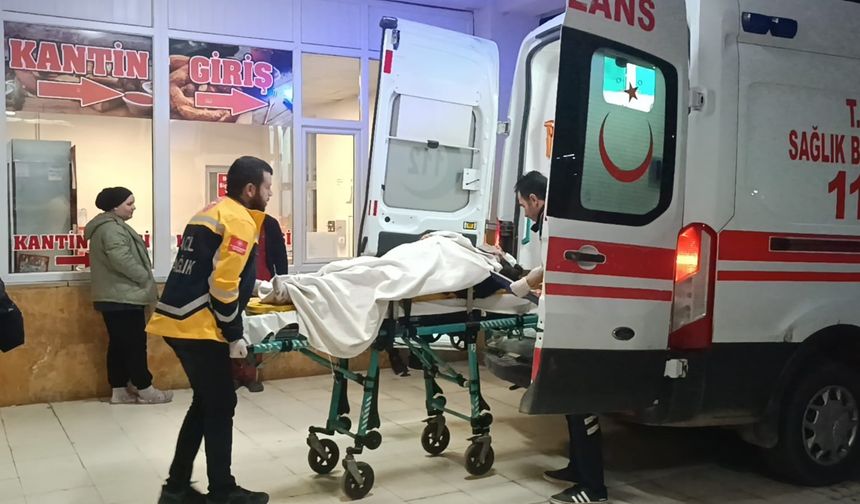 Kavşakta meydana gelen trafik kazasında 3 kişi yaralandı.