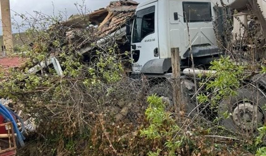 Beton mikseri müstakil eve çarptı