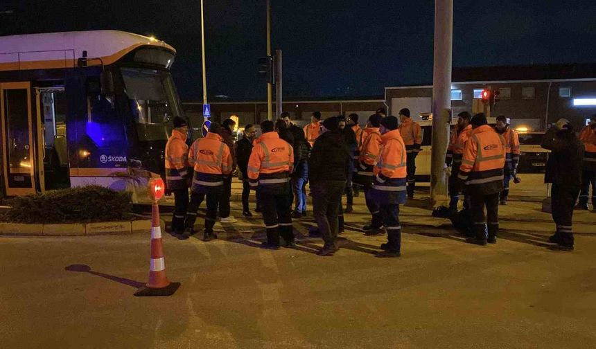 Eskişehir’de kamyon tramvaya çarptı