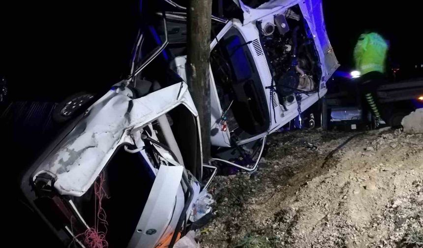 Otomobil aydınlatma direğine çarptı: 1 ölü, 2 yaralı