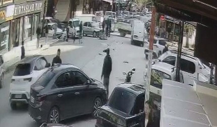 Otomobil ile çarpışan motosikletteki 2 kişi yaralandı