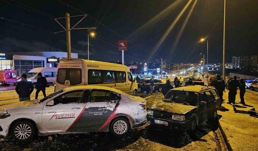 11 aracın karıştığı zincirleme trafik kazası meydana geldi