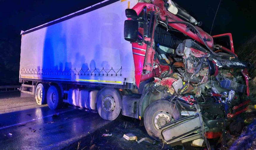 Buzlanma sebebiyle iki farklı trafik kazası: 3 yaralı