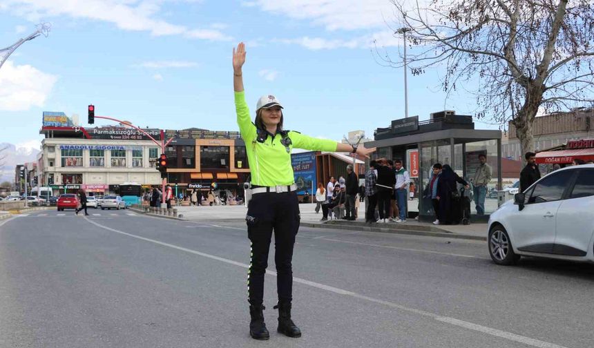 Erzincan’da kent trafiğinde kadın eli!