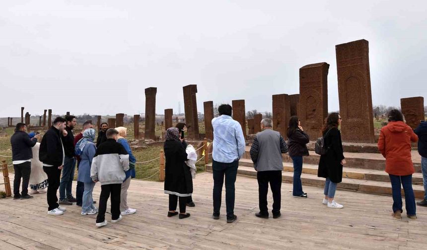 Tarihi İslam mezarlığında bayram yoğunluğu