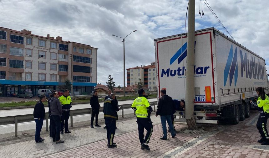 Geri manevra yaparken direğe çarptı