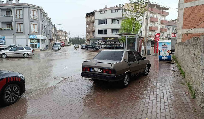 Ehliyetsiz sürücü durağa çarptı