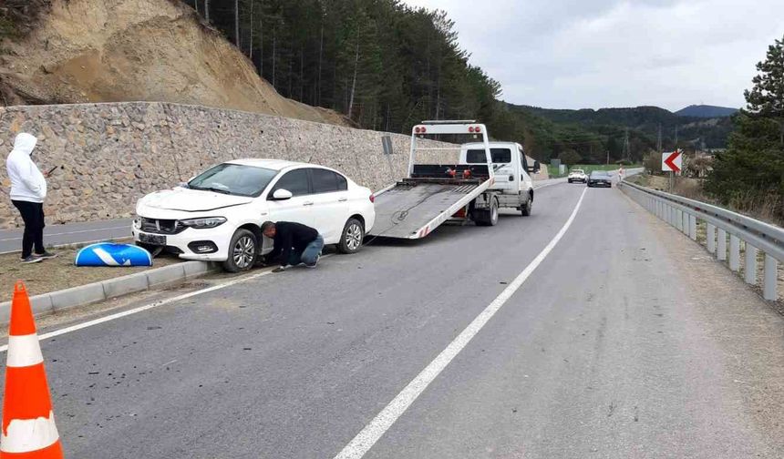 Otomobil kontrolden çıkıp orta refüje savruldu