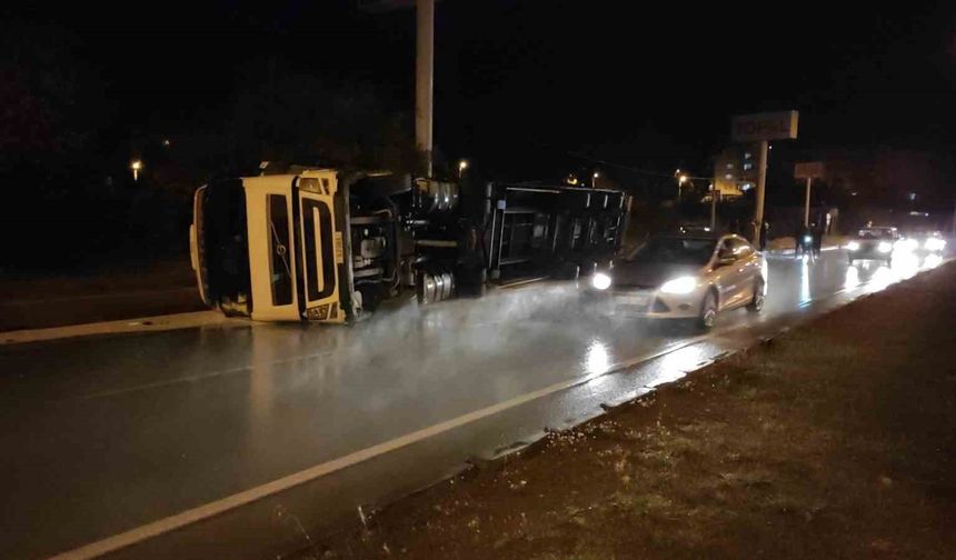 Boya yüklü tır devrildi