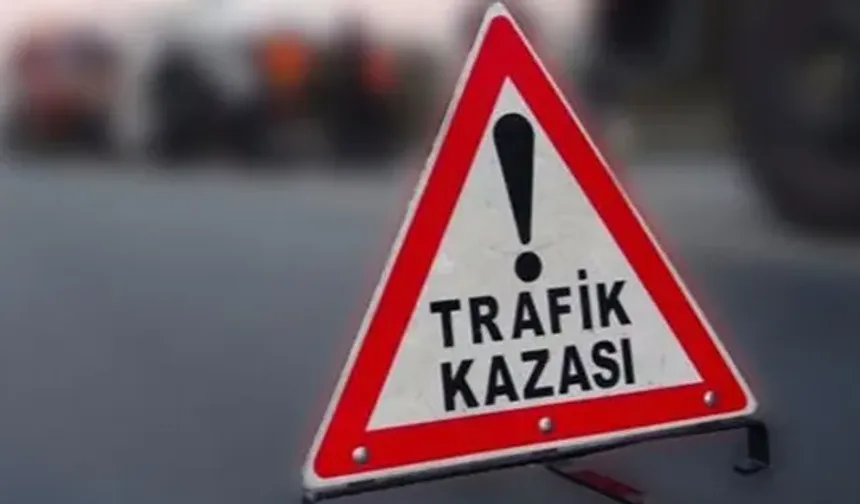 Otomobiliyle park halindeki araçlara çarptı